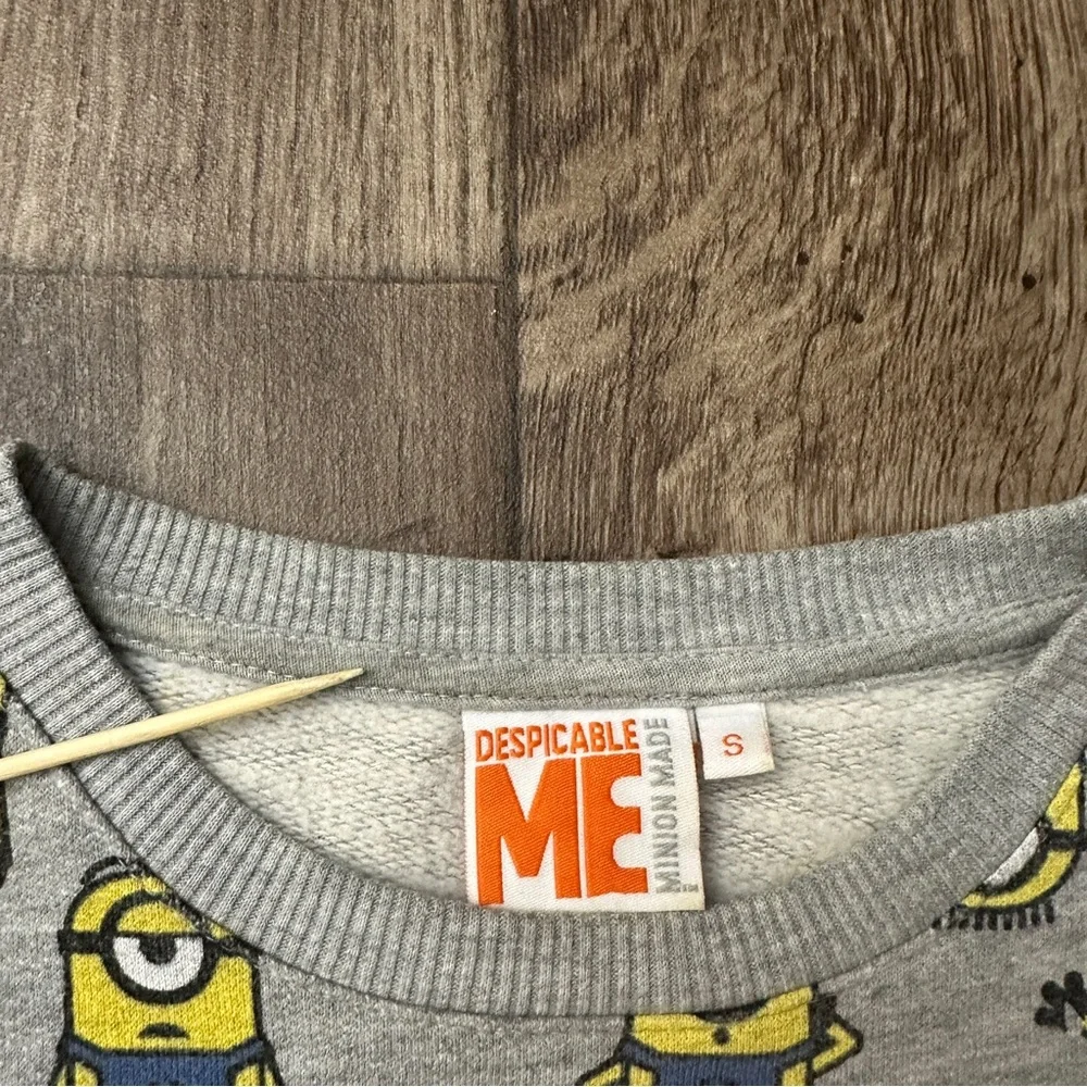 Despicable Me Minion Made Cotton Blend Pullover Sweater Men’s Size S Grey